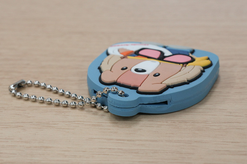 縦にスリットが入ってキーカバーとしても使えるソフト素材のキーホルダー