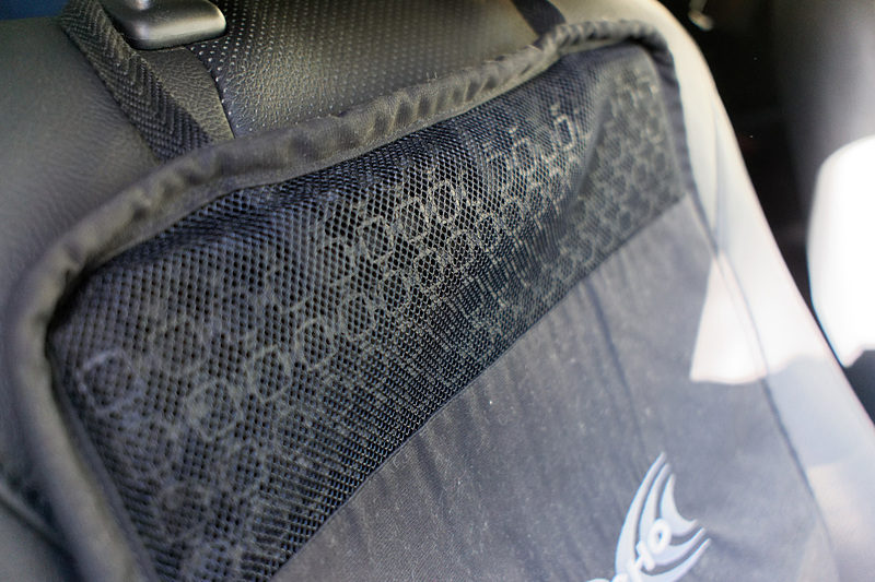 中身は多孔構造のプラスチック