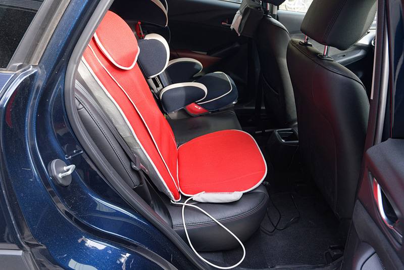 テストのためドクターエア「3DマッサージシートS」（店頭予想価格2万9800円）をセットしてみた。サイズはジュニアシートと同じくらい