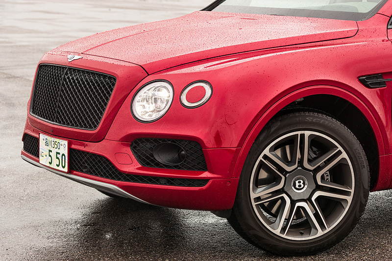 エクステリアではブラックメッシュとクロームラインを組み合わせたフロントグリルを備え、エキゾーストパイプには中央に凹みを与えた独特の形状を持つツインクアッドテールパイプを採用。足下は21インチアルミホイールにピレリのオールシーズンタイヤ「SCORPION VERDE」（285/45 R21）の組み合わせ