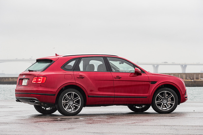 試乗モデルは2018年秋にデリバリーを開始したラグジュアリーSUV「ベンテイガ」の追加モデル「ベンテイガ V8」。ボディサイズは5150×1995×1755mm（全長×全幅×全高）、ホイールベースは2995mm、車両重量はW12が2530kgなのに対し、V8は2480kg。価格は1994万6000円。ボディカラーはドラゴンレッドII