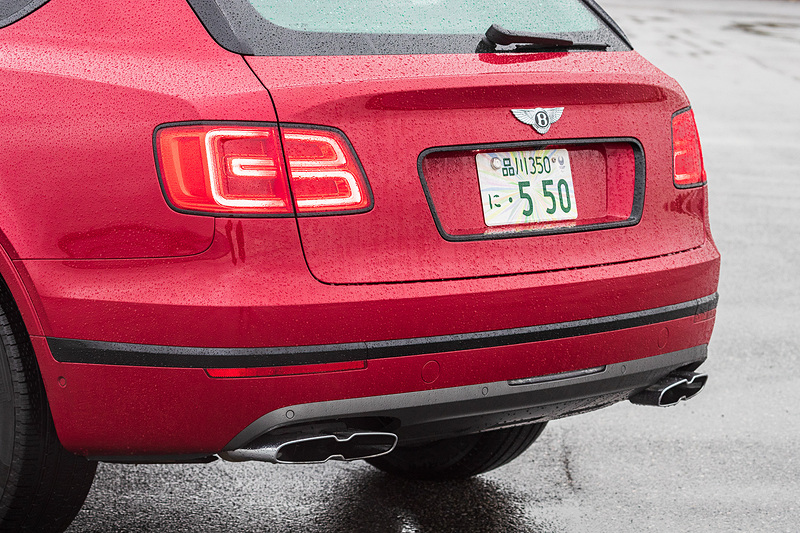 エクステリアではブラックメッシュとクロームラインを組み合わせたフロントグリルを備え、エキゾーストパイプには中央に凹みを与えた独特の形状を持つツインクアッドテールパイプを採用。足下は21インチアルミホイールにピレリのオールシーズンタイヤ「SCORPION VERDE」（285/45 R21）の組み合わせ