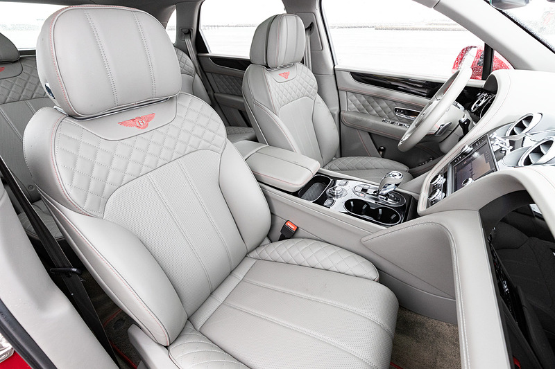 インテリアではグレーレザーを用いるとともに、各所にレッドステッチをあしらった上質なもの。Apple CarPlayに対応するインフォテイメントシステムが備わるほか、「アダプティブクルーズコントロール（ACC）」や各種道路標識をドライバーに知らせる「道路標識認識システム」、後退出庫などのシーンで後方を横切る車両などの存在を知らせる「リア・クロッシング・トラフィック・ウォーニング」といった先進の安全装備も備わる