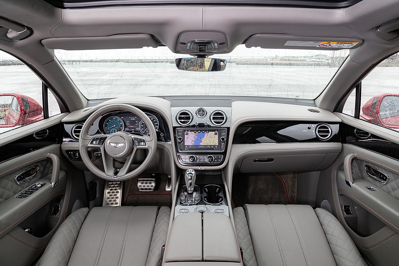 インテリアではグレーレザーを用いるとともに、各所にレッドステッチをあしらった上質なもの。Apple CarPlayに対応するインフォテイメントシステムが備わるほか、「アダプティブクルーズコントロール（ACC）」や各種道路標識をドライバーに知らせる「道路標識認識システム」、後退出庫などのシーンで後方を横切る車両などの存在を知らせる「リア・クロッシング・トラフィック・ウォーニング」といった先進の安全装備も備わる