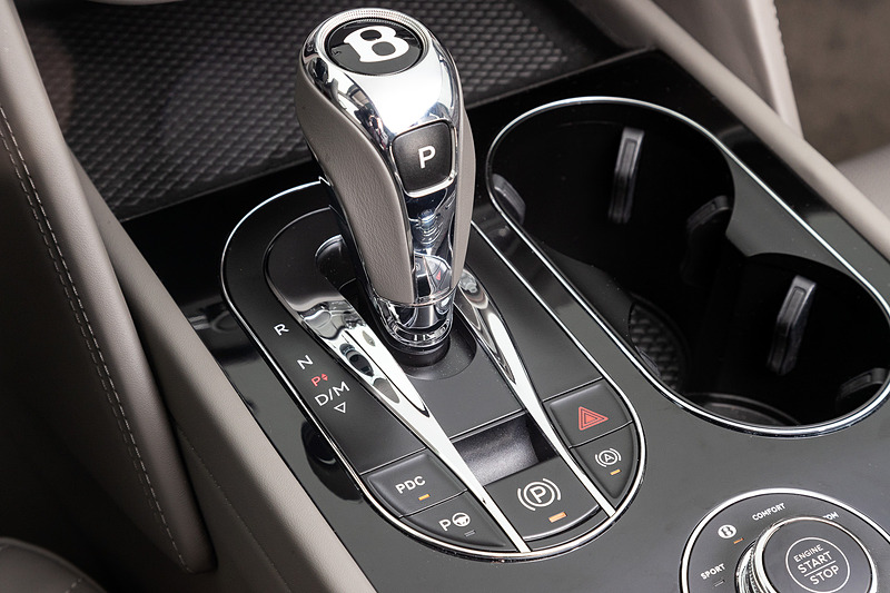 インテリアではグレーレザーを用いるとともに、各所にレッドステッチをあしらった上質なもの。Apple CarPlayに対応するインフォテイメントシステムが備わるほか、「アダプティブクルーズコントロール（ACC）」や各種道路標識をドライバーに知らせる「道路標識認識システム」、後退出庫などのシーンで後方を横切る車両などの存在を知らせる「リア・クロッシング・トラフィック・ウォーニング」といった先進の安全装備も備わる