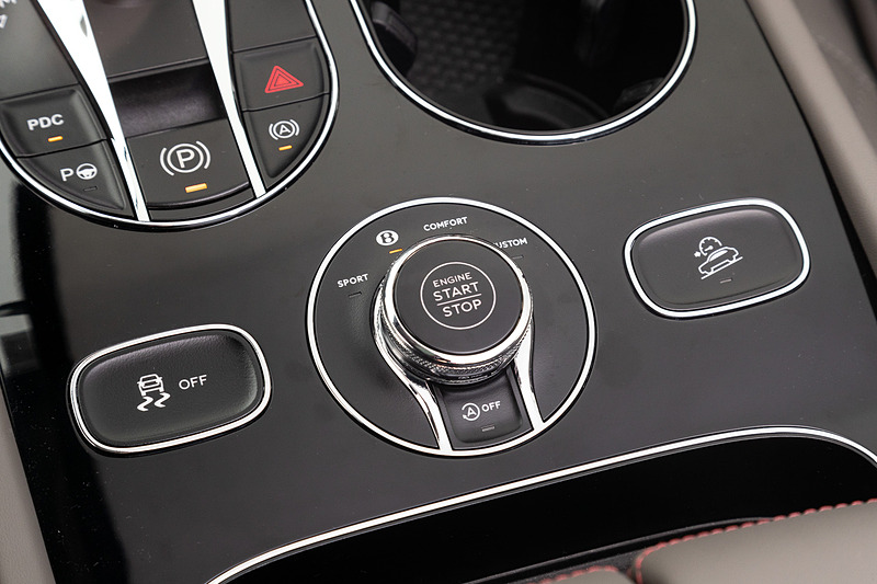 インテリアではグレーレザーを用いるとともに、各所にレッドステッチをあしらった上質なもの。Apple CarPlayに対応するインフォテイメントシステムが備わるほか、「アダプティブクルーズコントロール（ACC）」や各種道路標識をドライバーに知らせる「道路標識認識システム」、後退出庫などのシーンで後方を横切る車両などの存在を知らせる「リア・クロッシング・トラフィック・ウォーニング」といった先進の安全装備も備わる