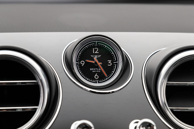 インテリアではグレーレザーを用いるとともに、各所にレッドステッチをあしらった上質なもの。Apple CarPlayに対応するインフォテイメントシステムが備わるほか、「アダプティブクルーズコントロール（ACC）」や各種道路標識をドライバーに知らせる「道路標識認識システム」、後退出庫などのシーンで後方を横切る車両などの存在を知らせる「リア・クロッシング・トラフィック・ウォーニング」といった先進の安全装備も備わる