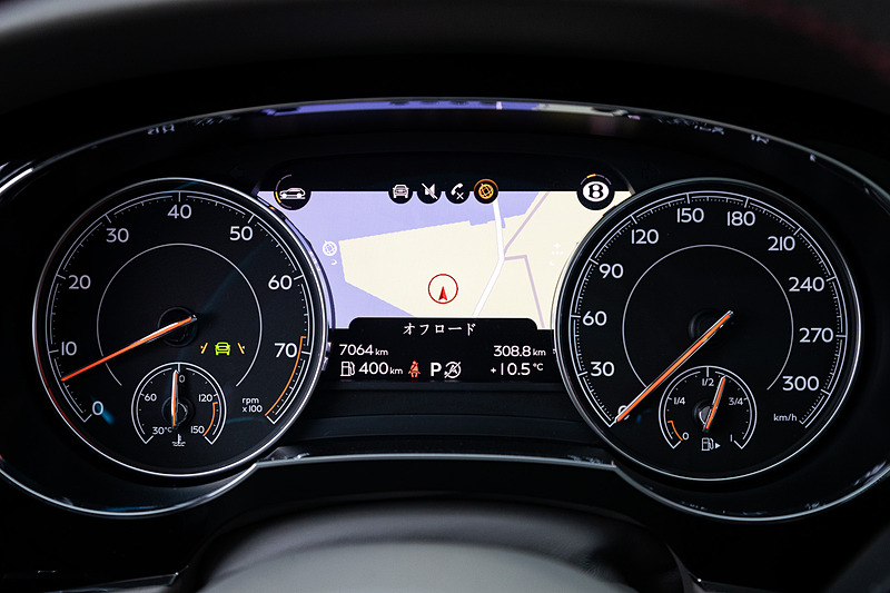 インテリアではグレーレザーを用いるとともに、各所にレッドステッチをあしらった上質なもの。Apple CarPlayに対応するインフォテイメントシステムが備わるほか、「アダプティブクルーズコントロール（ACC）」や各種道路標識をドライバーに知らせる「道路標識認識システム」、後退出庫などのシーンで後方を横切る車両などの存在を知らせる「リア・クロッシング・トラフィック・ウォーニング」といった先進の安全装備も備わる