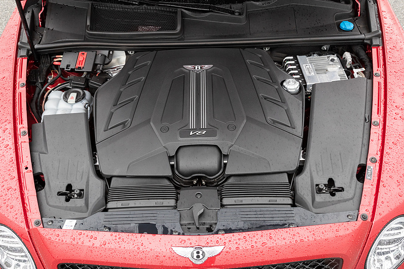 パワートレーンは最高出力404kW（550PS）/6000rpm、最大トルク770Nm/1960-4500rpmを発生するV型8気筒4.0リッターツインターボエンジンに、ZF製8速ATとフルタイム4WDを組み合わせる