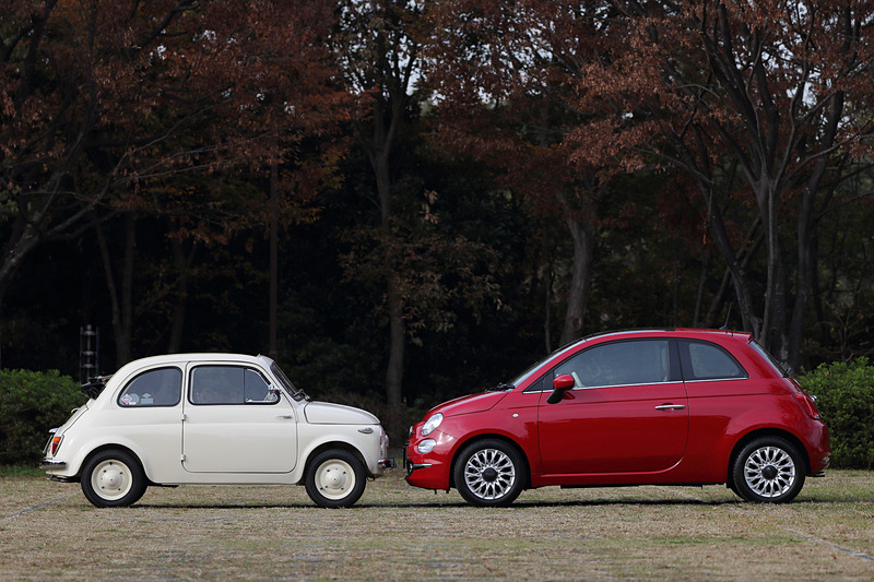 新旧500を並べてみたところ。新500のツインエアのボディサイズは3570×1625×1515mm（全長×全幅×全高）、ホイールベースは2300mmと十分にコンパクトサイズのモデルだが、こうして見ると旧500の小ささがお分かりいただけるだろう