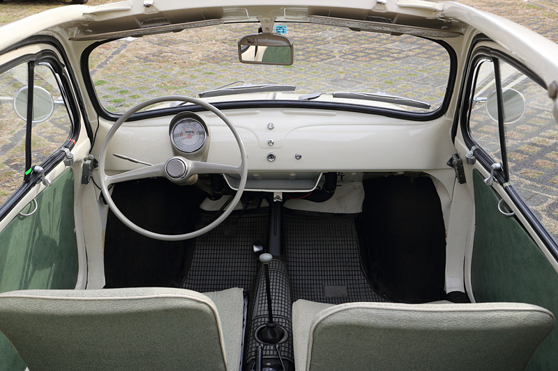 実にシンプルなインテリア