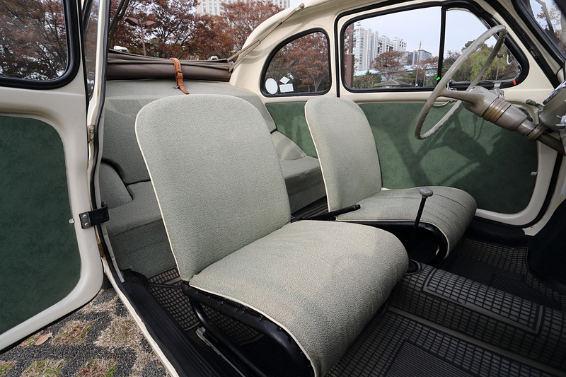 実にシンプルなインテリア