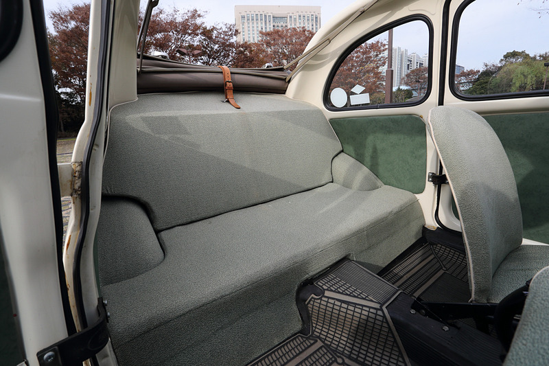 実にシンプルなインテリア