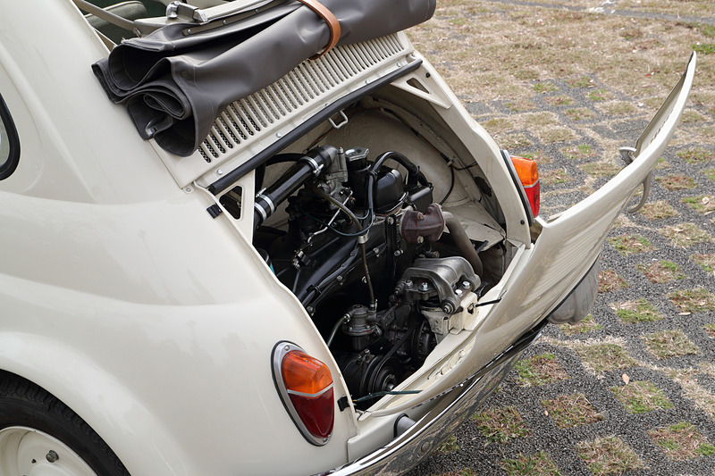 旧500の初期モデルということで、最高出力13PSの2気筒479cc空冷エンジンをリアに搭載