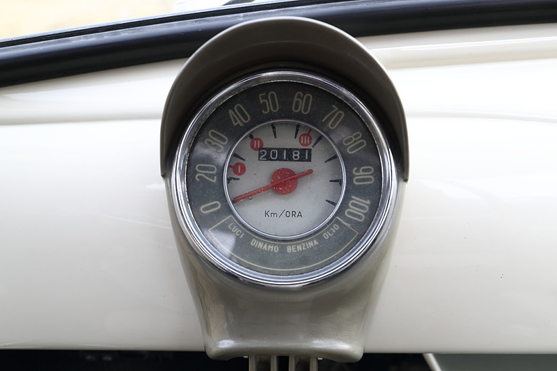 実にシンプルなインテリア