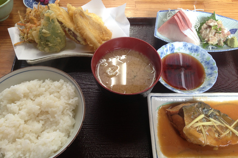 写真の「はらいペえ定食」は、大食い＆味にうるさいカメラマンも絶賛で、このボリュームで1000円とお財布に優しいのもありがたいですよね。海沿いのドライブがてら、ぜひ立ち寄ってみてくださいね