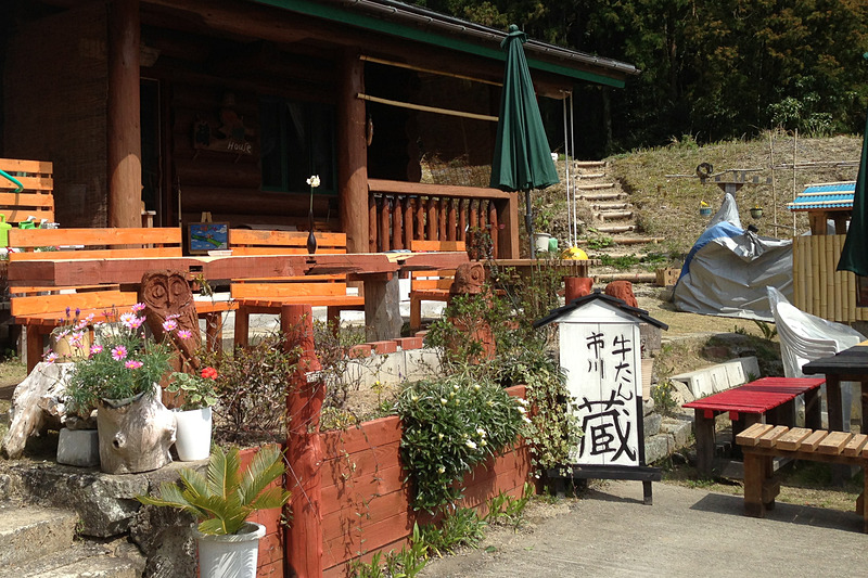 ログハウスやドッグランも併設されていて、宿泊やバーベキューもできるんだとか。晴れた日にはテラスのテーブルで食事ができるので、愛犬と一緒のドライブにもオススメですよ～