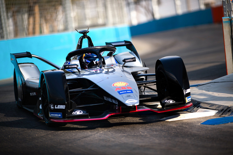 フォーミュラEのシーズン5 開幕戦で走行する日産のマシン