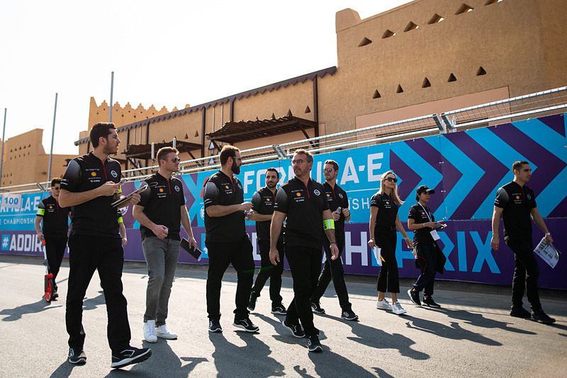 チェック走行に先立ち、各チームのドライバーやスタッフによってコース下見も行なわれた