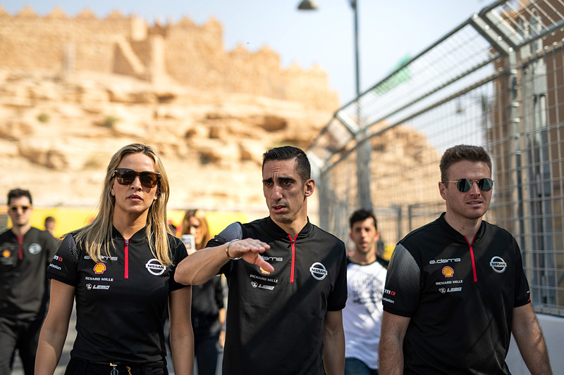 チェック走行に先立ち、各チームのドライバーやスタッフによってコース下見も行なわれた