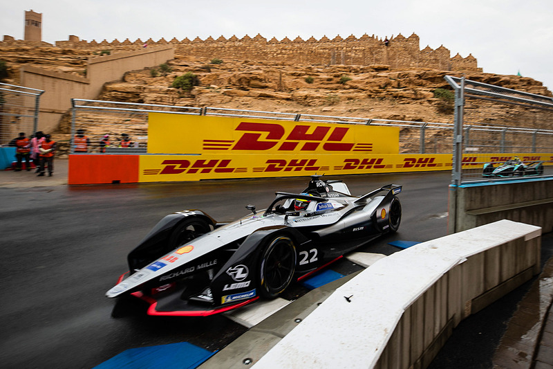 予選はウェットコンディションで行なわれ、ブエミ選手は3番手、ローランド選手は14番手