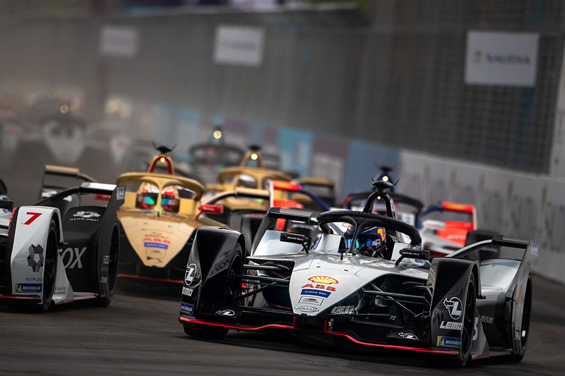 ブエミ選手はスタート直後で2番手にジャンプアップ