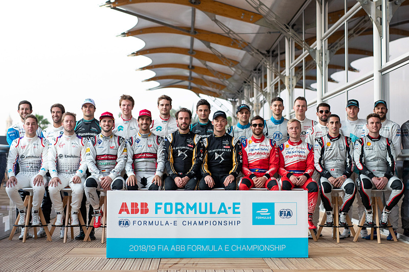 モータースポーツの開幕戦で恒例となっている全ドライバーによる記念写真