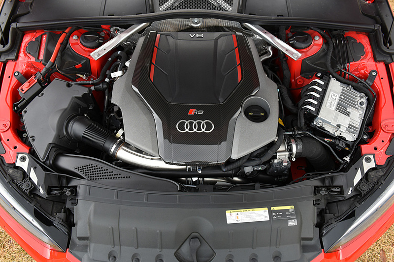 エンジンは先代で採用していたV型8気筒DOHC 4.2リッター自然吸気エンジンから、新開発のV型6気筒DOHC 2.9リッターツインターボエンジンにスイッチしつつ、最高出力はこれまでどおりの331kW（450PS）、最大トルクは170Nmアップの600Nmを発生。JC08モード燃費は10.7km/L