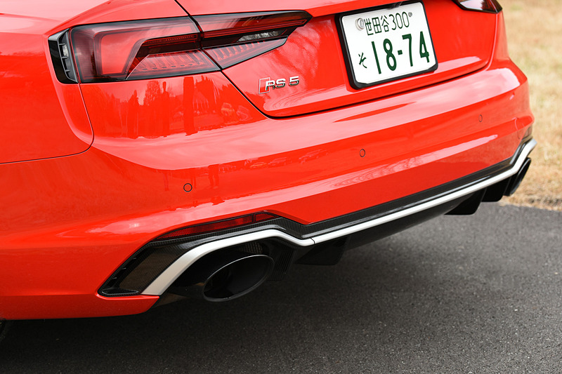 エクステリアでは専用シングルフレームグリルや大型エアインレット、専用デザインの前後バンパー、リアディフューザーを装着。20インチアルミホイールにピレリ「P ZERO」（275/30 ZR20）をセット。撮影車はオプションのカーボンスタイリングパッケージ（63万円）、セラミックブレーキ（フロント。84万円）、RSスポーツエキゾーストシステム（17万円）などを装着