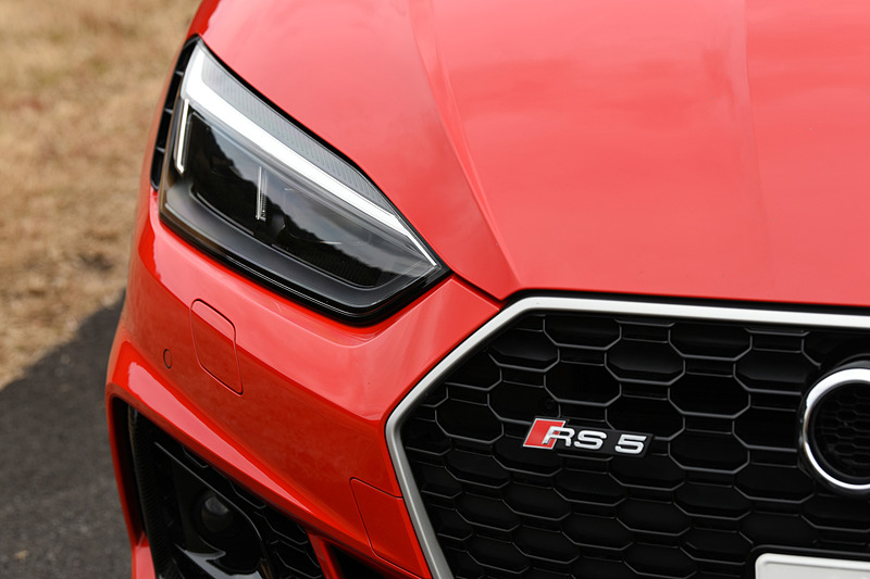 エクステリアでは専用シングルフレームグリルや大型エアインレット、専用デザインの前後バンパー、リアディフューザーを装着。20インチアルミホイールにピレリ「P ZERO」（275/30 ZR20）をセット。撮影車はオプションのカーボンスタイリングパッケージ（63万円）、セラミックブレーキ（フロント。84万円）、RSスポーツエキゾーストシステム（17万円）などを装着