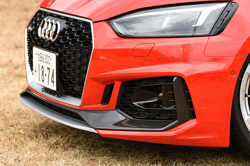 エクステリアでは専用シングルフレームグリルや大型エアインレット、専用デザインの前後バンパー、リアディフューザーを装着。20インチアルミホイールにピレリ「P ZERO」（275/30 ZR20）をセット。撮影車はオプションのカーボンスタイリングパッケージ（63万円）、セラミックブレーキ（フロント。84万円）、RSスポーツエキゾーストシステム（17万円）などを装着