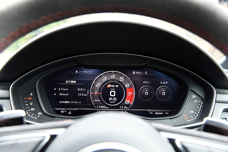 ブラックインテリアではダイヤモンドステッチングを施したファインナッパレザーの「Sスポーツシート」を装備するとともに、アルミニウムレースアンスラサイトのデコラティブパネルをレイアウト