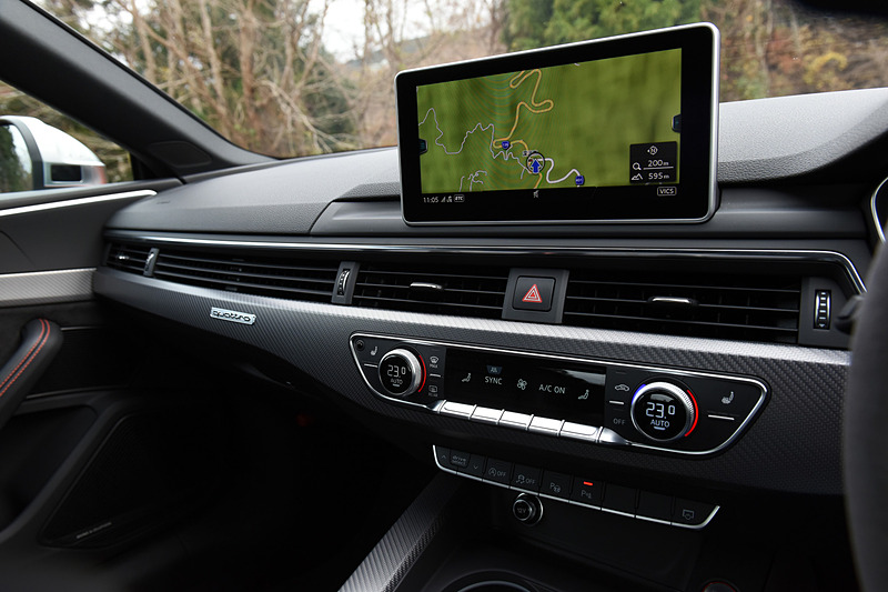 ブラックインテリアではダイヤモンドステッチングを施したファインナッパレザーの「Sスポーツシート」を装備するとともに、アルミニウムレースアンスラサイトのデコラティブパネルをレイアウト