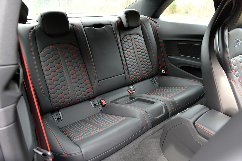 ブラックインテリアではダイヤモンドステッチングを施したファインナッパレザーの「Sスポーツシート」を装備するとともに、アルミニウムレースアンスラサイトのデコラティブパネルをレイアウト