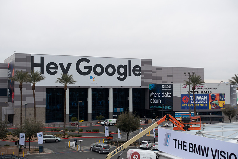 南ホール。グーグルの大きなディスプレイ広告が目を引く