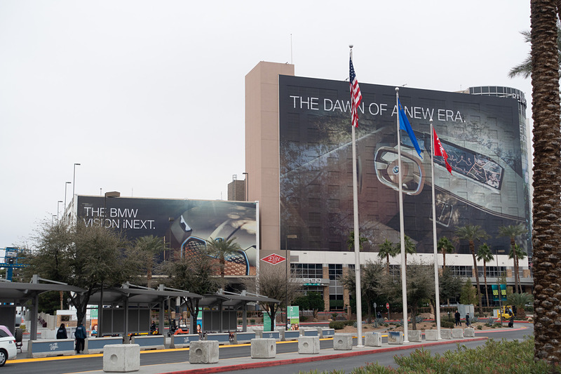 BMWブースでの展示内容を告げるディスプレイ広告