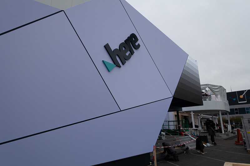 グーグルの特設ブース近くにある、Hereのブース。自動運転時代に注目される地図メーカー
