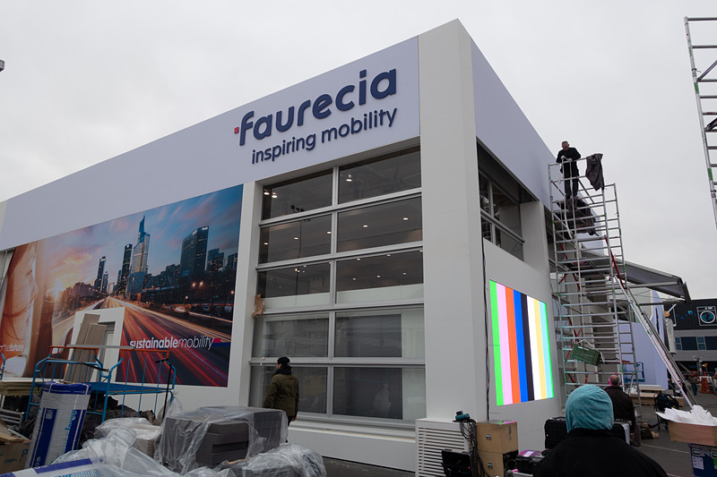 こちらはフォルシアの特設ブース。2018年にクラリオンを買収し、自動運転時代に備える