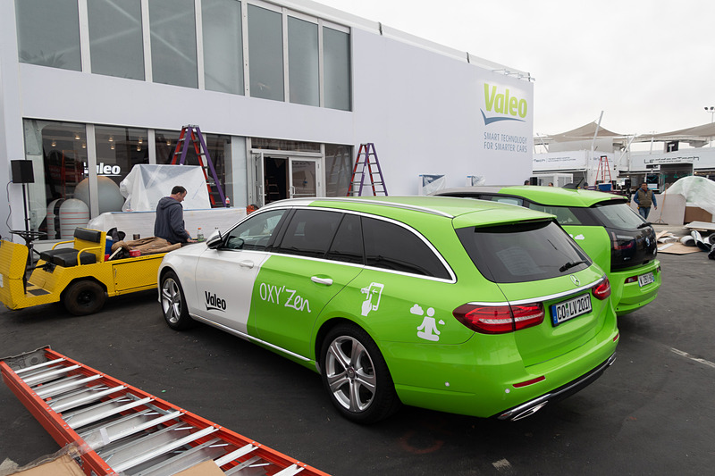 「CES 2019」の開幕へ向けて設営の進むヴァレオのブース。デモカーの用意もあるようだ