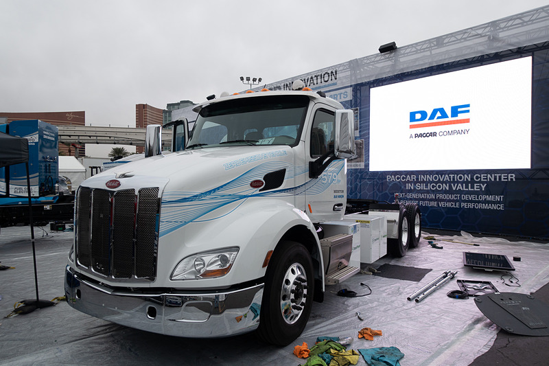 巨大なEVトラックや、FCVトラックも展示へ向けて準備中だった