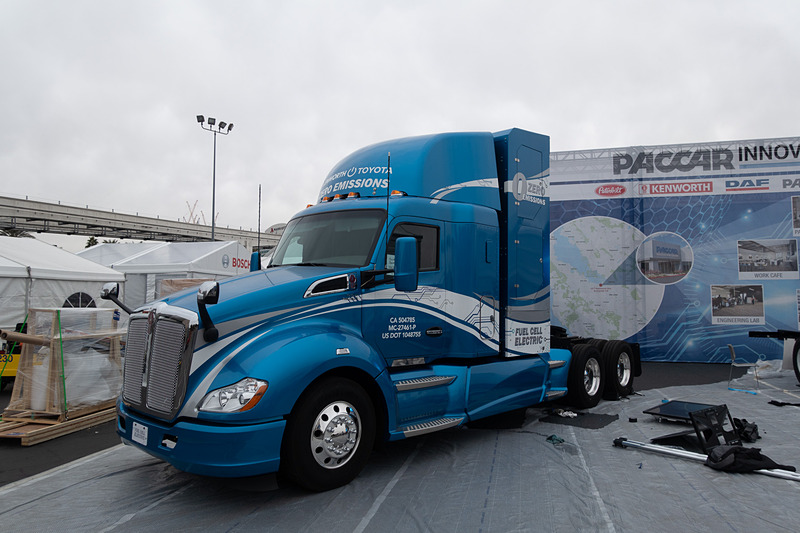 巨大なEVトラックや、FCVトラックも展示へ向けて準備中だった