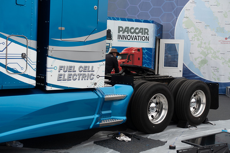 巨大なEVトラックや、FCVトラックも展示へ向けて準備中だった