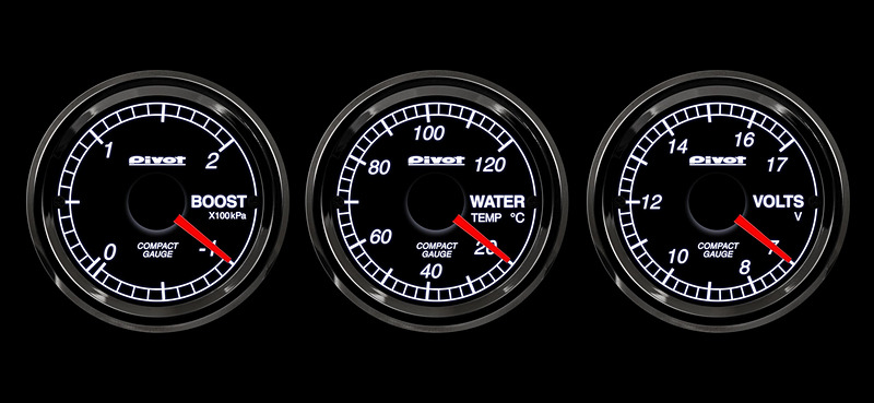 専用の電圧計がセットになる3連メーターの「CB3」。右はイルミネーション点灯時のイメージ