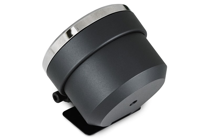 メーターの外径は56.5mm。奥行きは本体が38mm、ベゼル部が6mmとなる