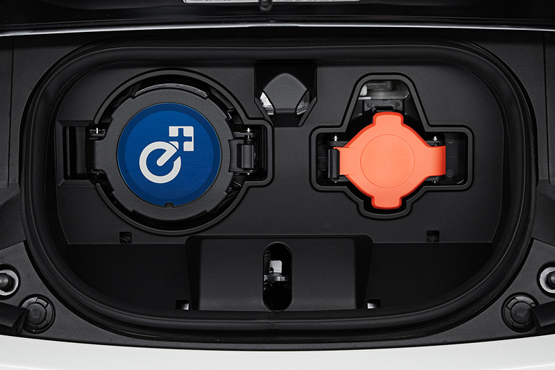 リーフ e＋のボディサイズは4480×1790×1545mm（全長×全幅×全高）で、最低地上高は135mm。通常のリーフより5mm高く、最低地上高は15mm低い。フロントバンパー下部にブルーのリップスポイラー状のパーツを追加するとともに、充電ポートに「e＋」ロゴを配した