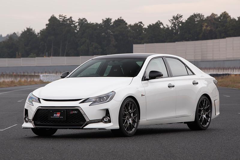 エクステリアではフロントバンパーなど光輝部品加飾のダーク化、4本出しマフラー、BBS製の19インチ鍛造アルミホイール＆前後異サイズタイヤ（フロント：235/40 R19、リア：255/35 R19）といった専用装備が与えられる