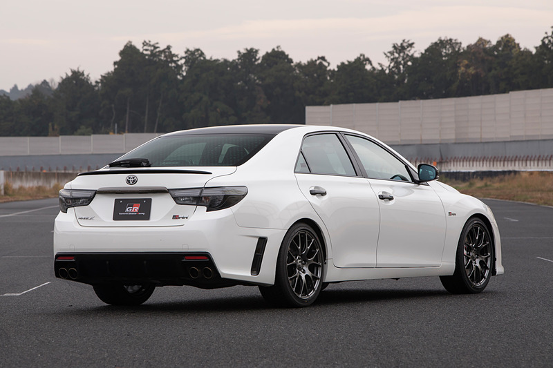 エクステリアではフロントバンパーなど光輝部品加飾のダーク化、4本出しマフラー、BBS製の19インチ鍛造アルミホイール＆前後異サイズタイヤ（フロント：235/40 R19、リア：255/35 R19）といった専用装備が与えられる