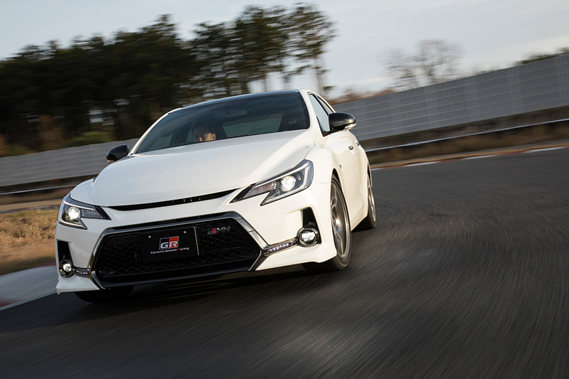 マークX“GRMN”のボディサイズは4795×1795×1420mm（全長×全幅×全高）、ホイールベースは2850mm。ベースモデルの「350RDS」から25mm長く、15mm低いスペック。車両重量はともに1560kgとなっている