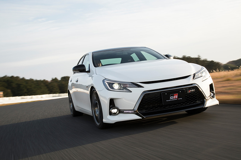 マークX“GRMN”のボディサイズは4795×1795×1420mm（全長×全幅×全高）、ホイールベースは2850mm。ベースモデルの「350RDS」から25mm長く、15mm低いスペック。車両重量はともに1560kgとなっている