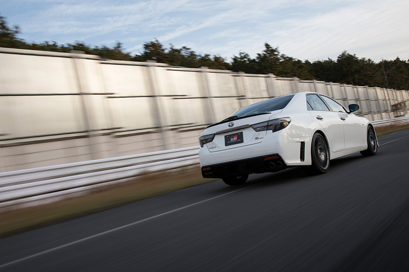 マークX“GRMN”のボディサイズは4795×1795×1420mm（全長×全幅×全高）、ホイールベースは2850mm。ベースモデルの「350RDS」から25mm長く、15mm低いスペック。車両重量はともに1560kgとなっている